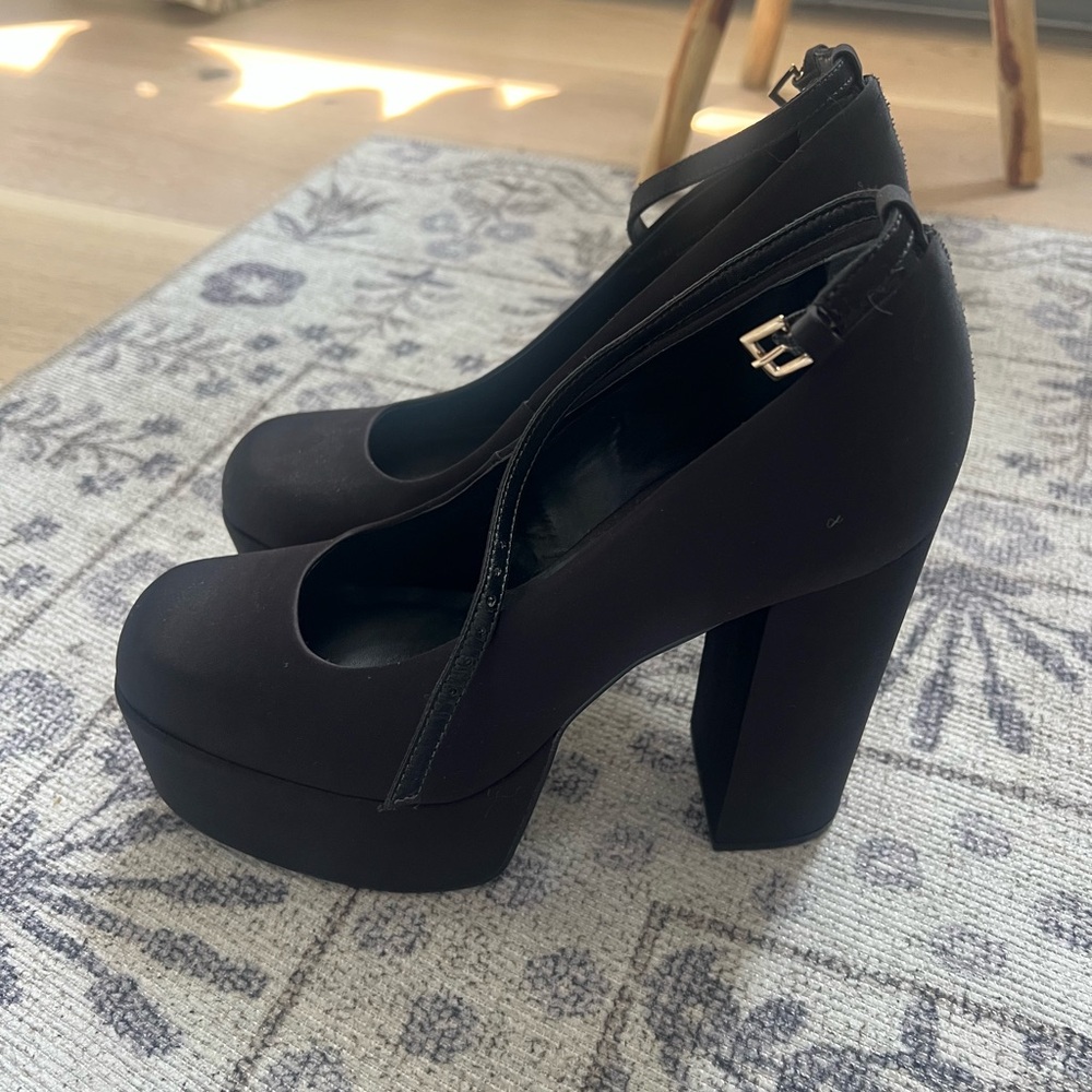 Steve Madden Elegant Black Platform Heels - Picture 2 of 3